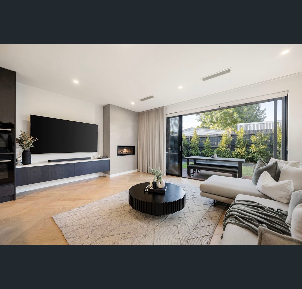 Living — lounge & garden slide