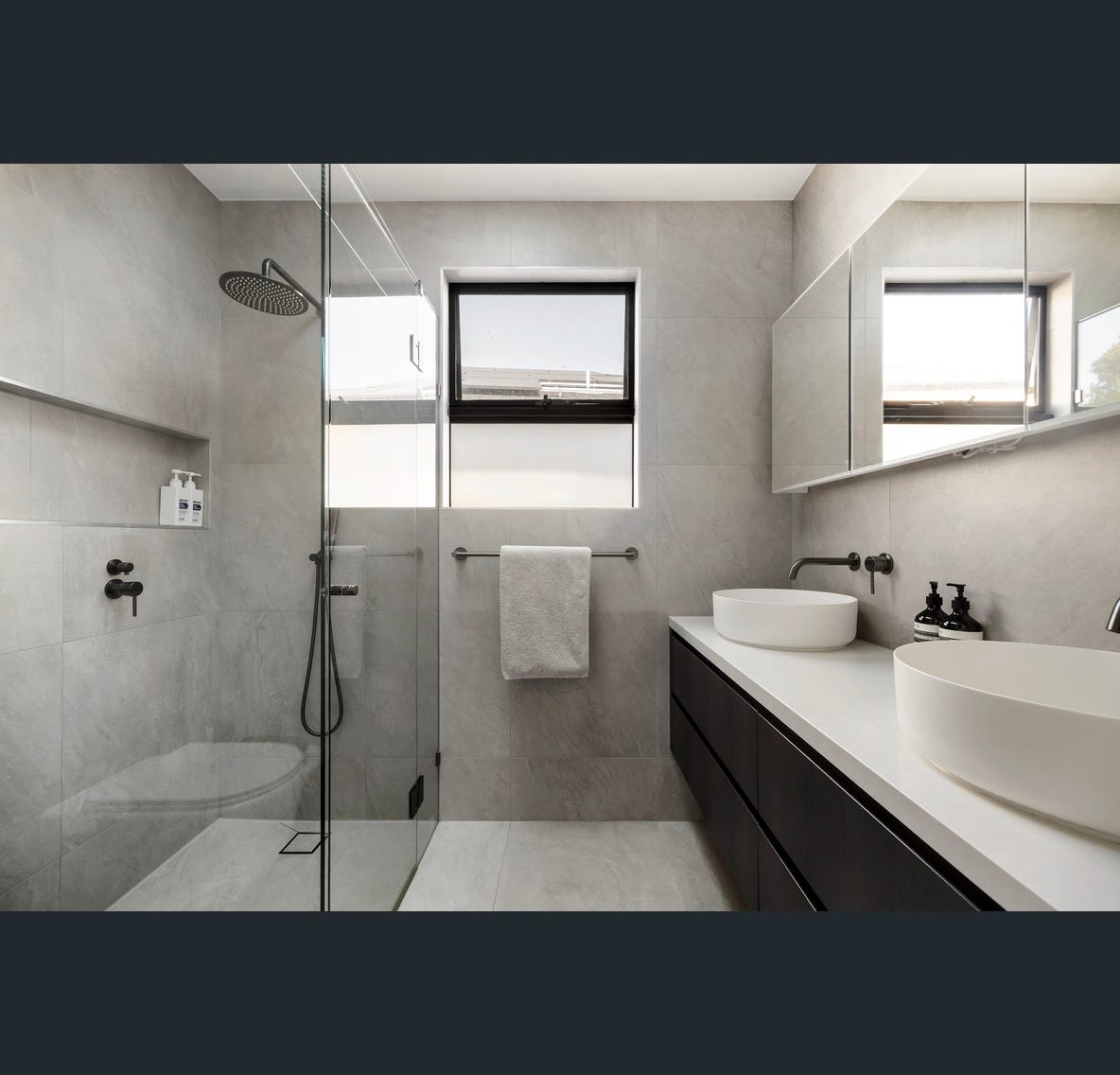 Master ensuite — vessel basin